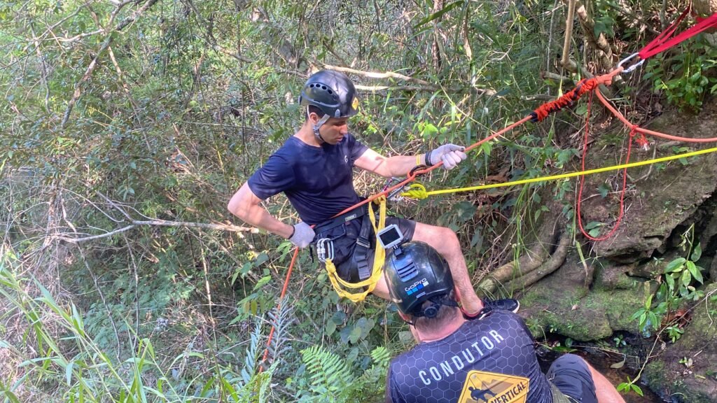 Trilha com rapel na mata da fazenda
