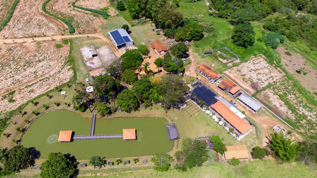 Vista aérea da Fazenda São Ramiro com o lago e as acomodações